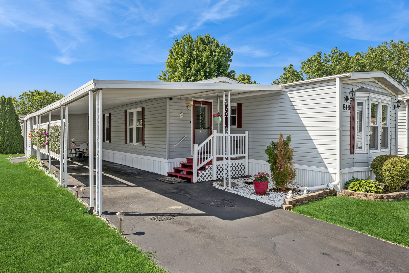 818 Oakbrook Drive Property Photo 1