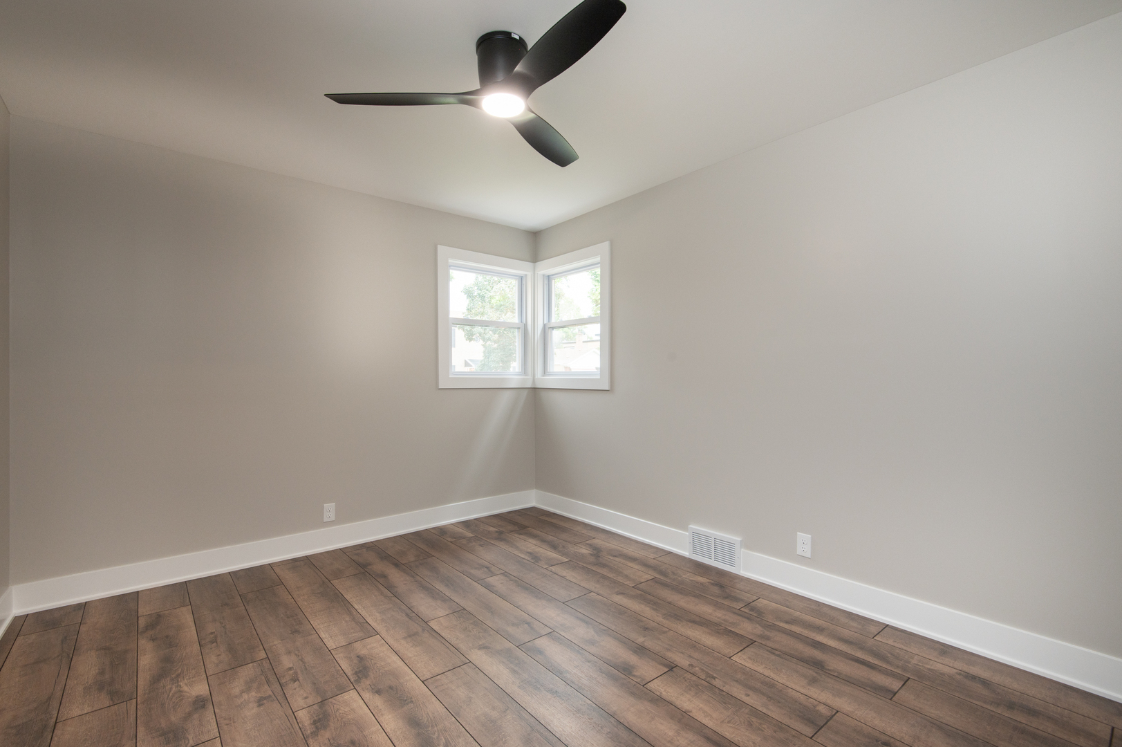 10338 S Vernon Avenue Property Photo 9