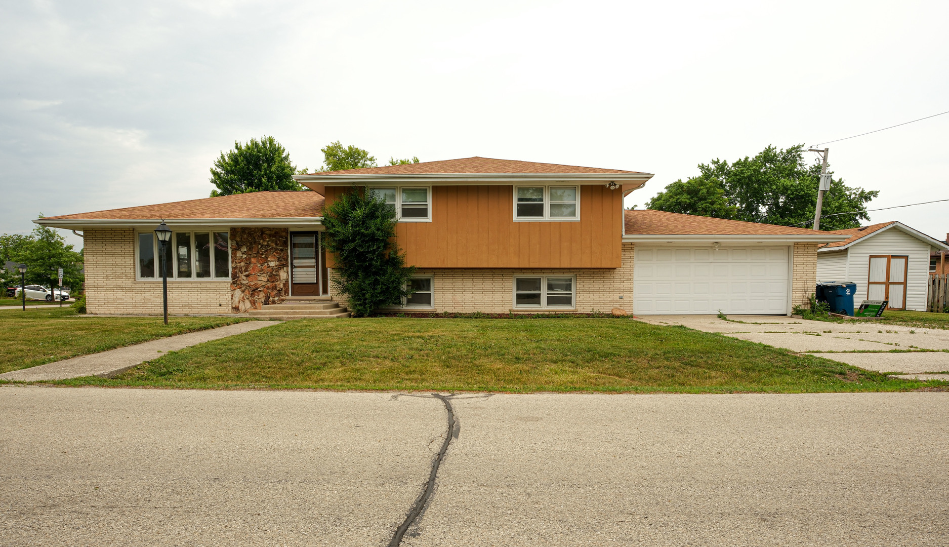 10459 S 81st Avenue Property Photo 1