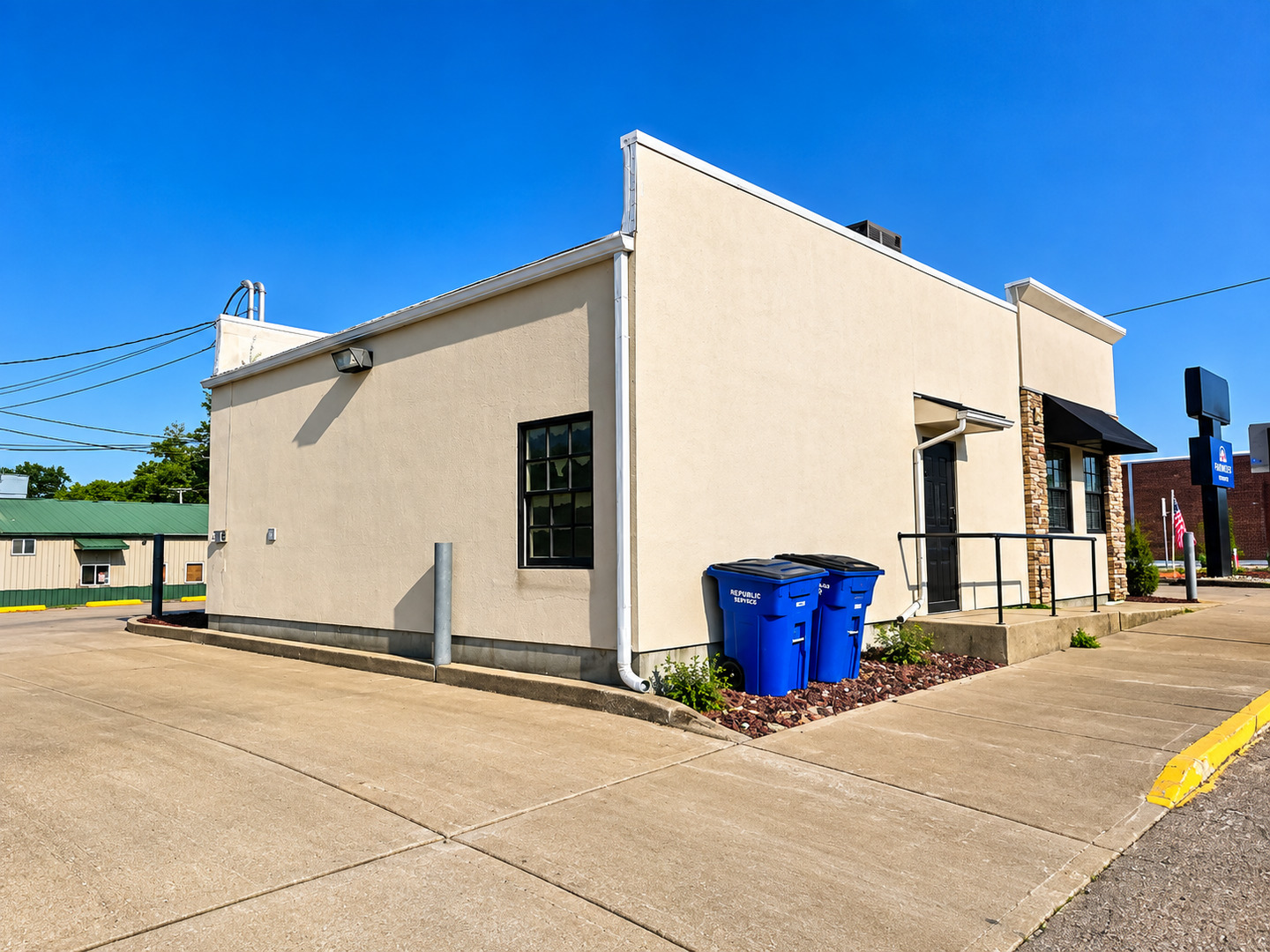 7 S Walnut Street Property Photo 3