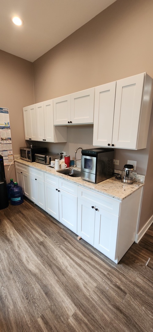 2541 Division Street 103-104 Property Photo 22