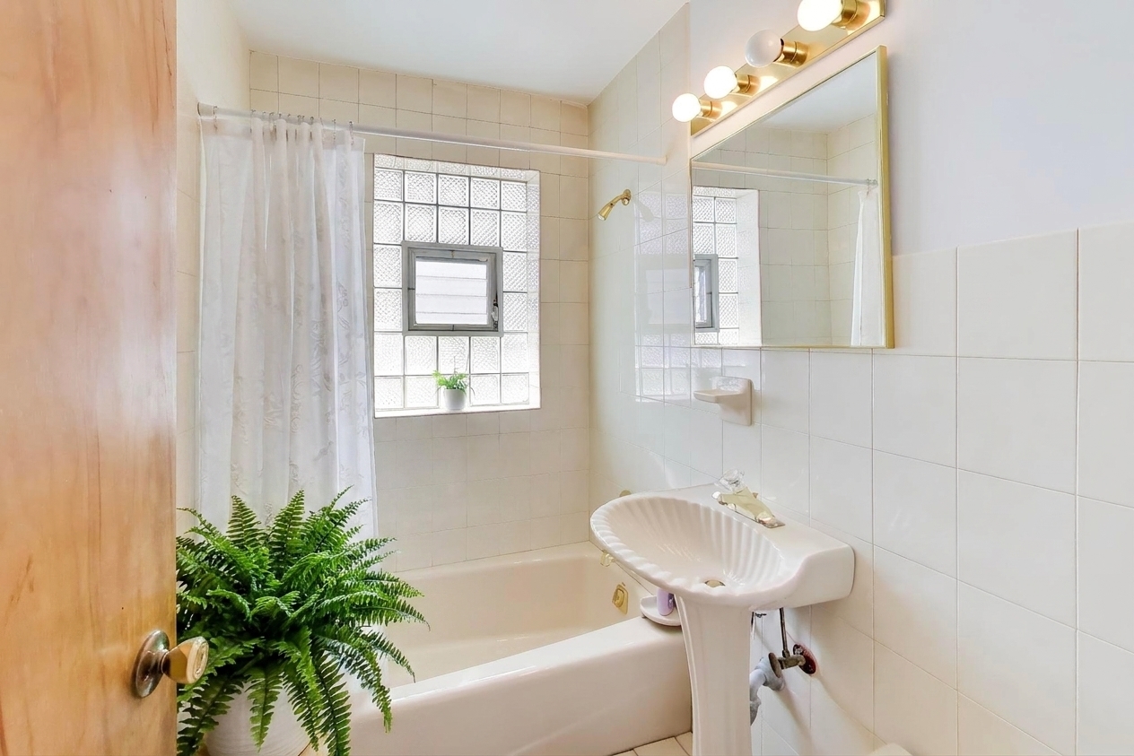 6040 N Niagara Avenue Property Photo 17