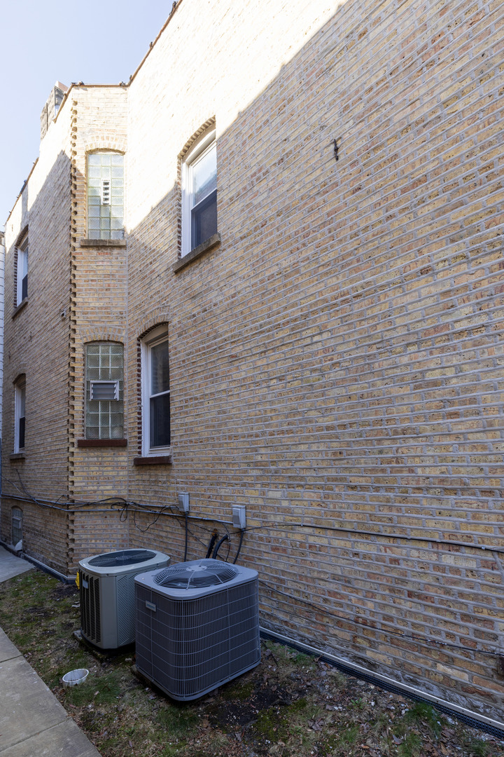 2648 N Francisco Avenue Property Photo 7