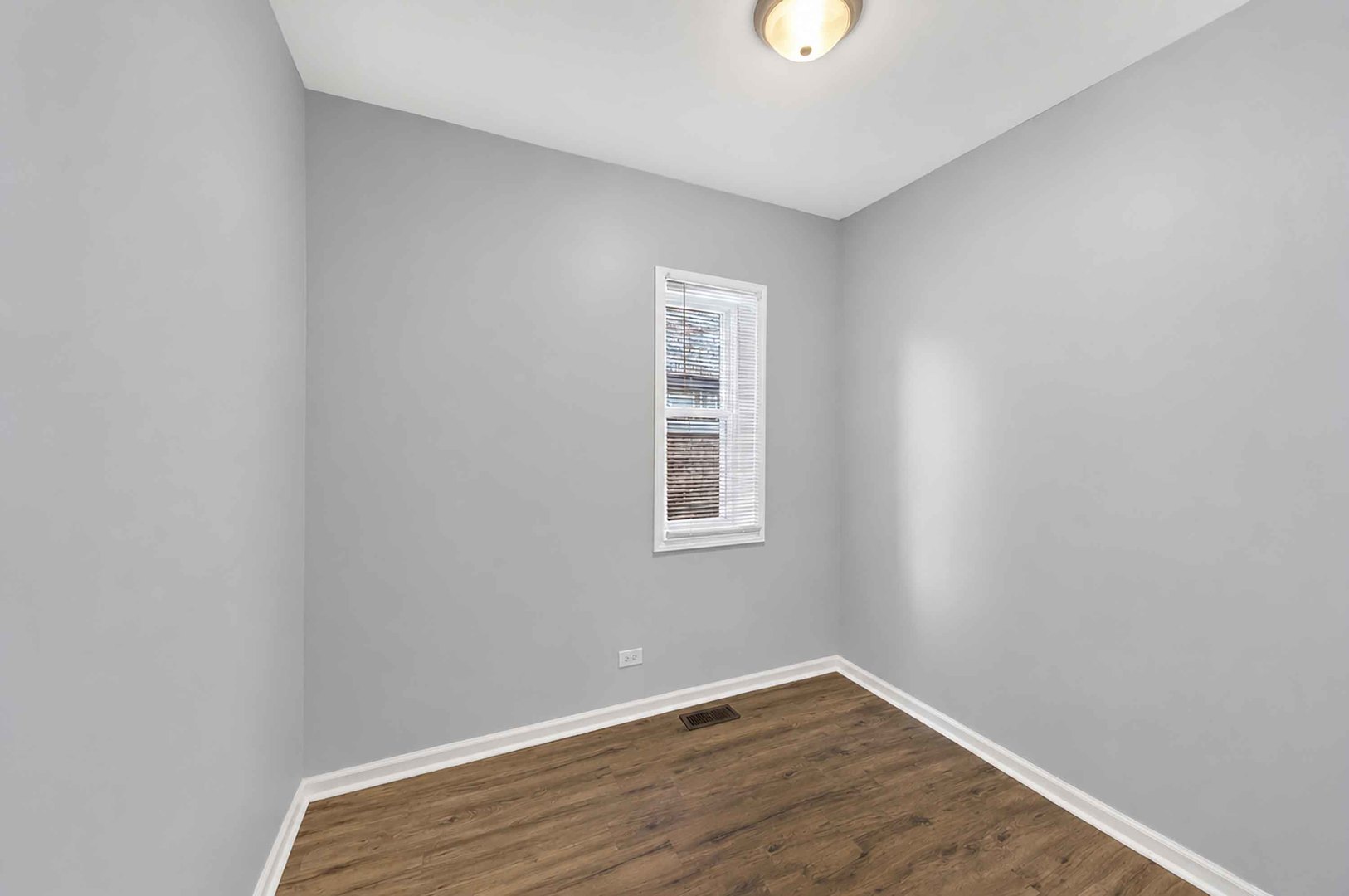 7406 S Crandon Avenue Property Photo 12