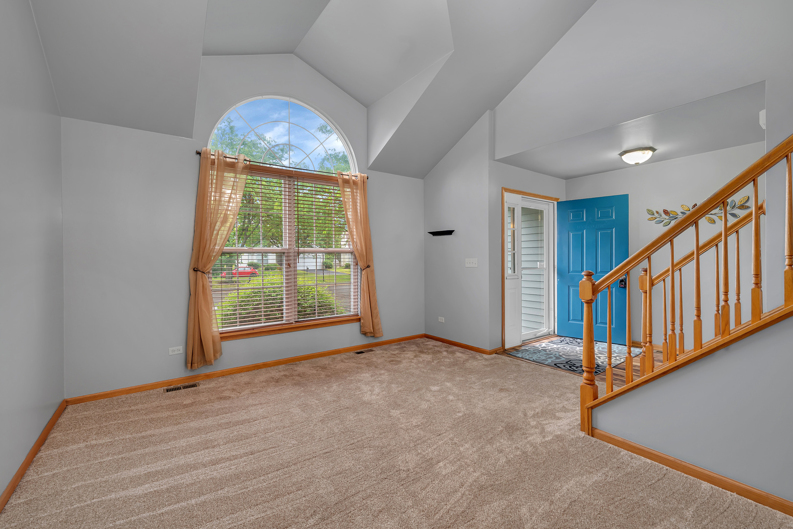 1915 Somerset Court Property Photo 5