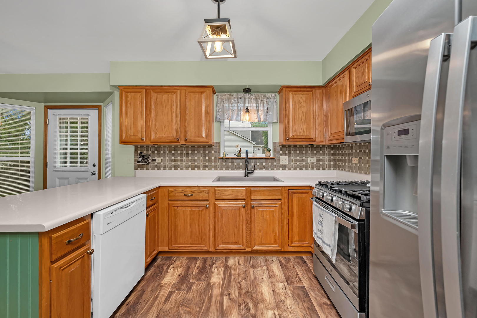 1915 Somerset Court Property Photo 8
