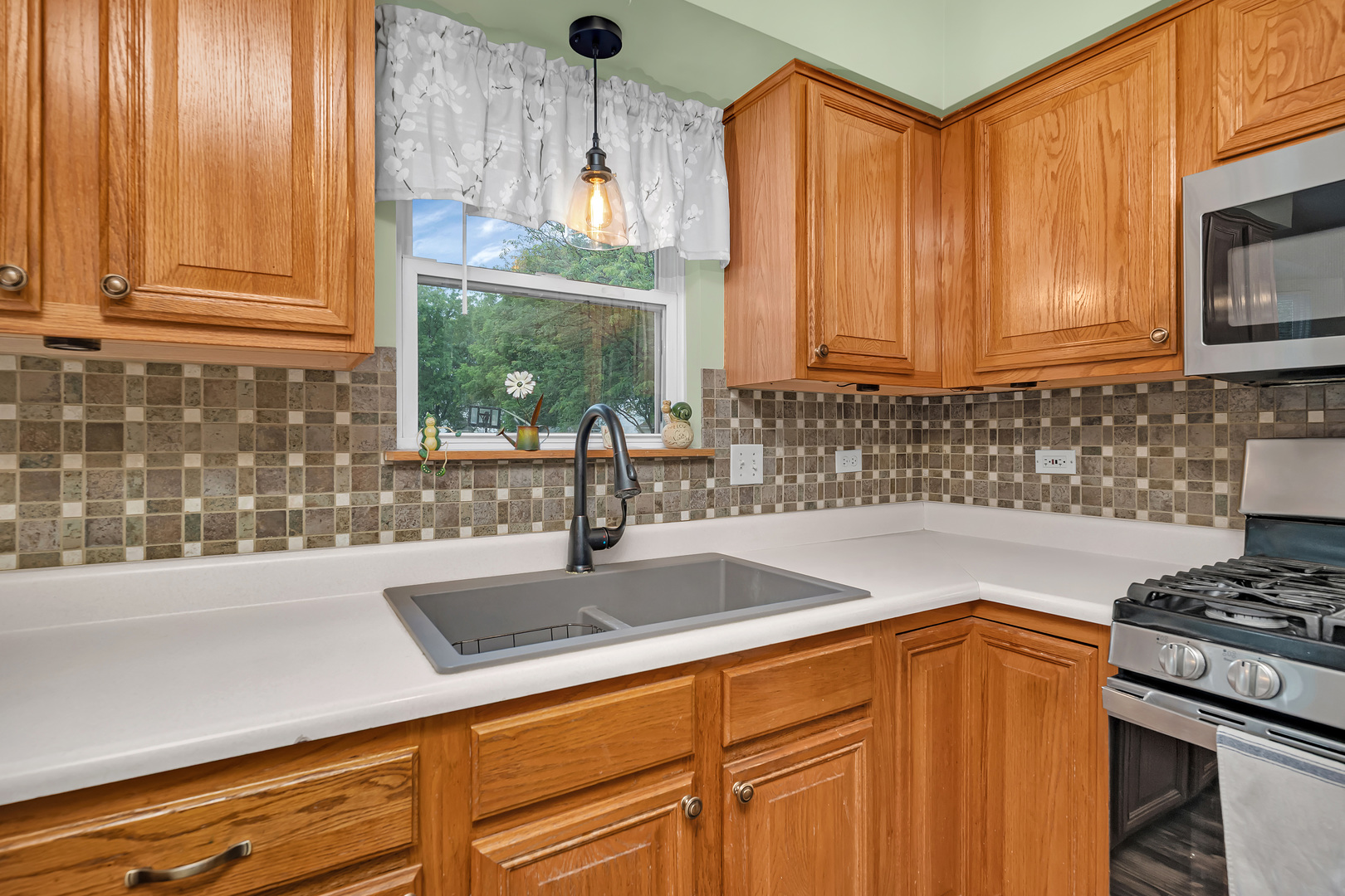 1915 Somerset Court Property Photo 10