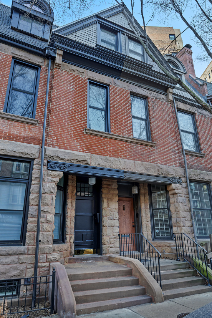 2107 N Clark Street Property Photo 1