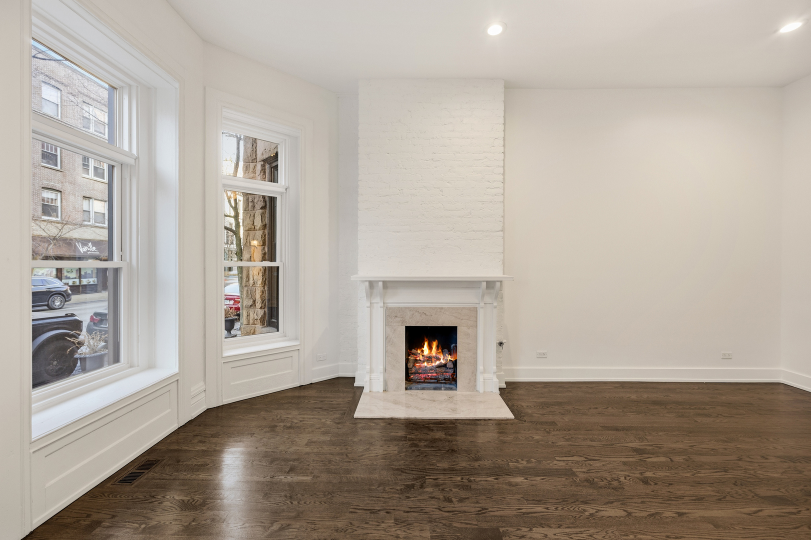 2107 N Clark Street Property Photo 3