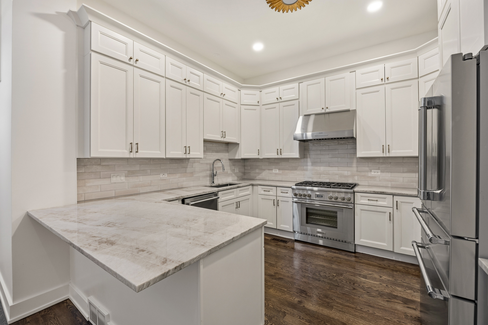 2107 N Clark Street Property Photo 9