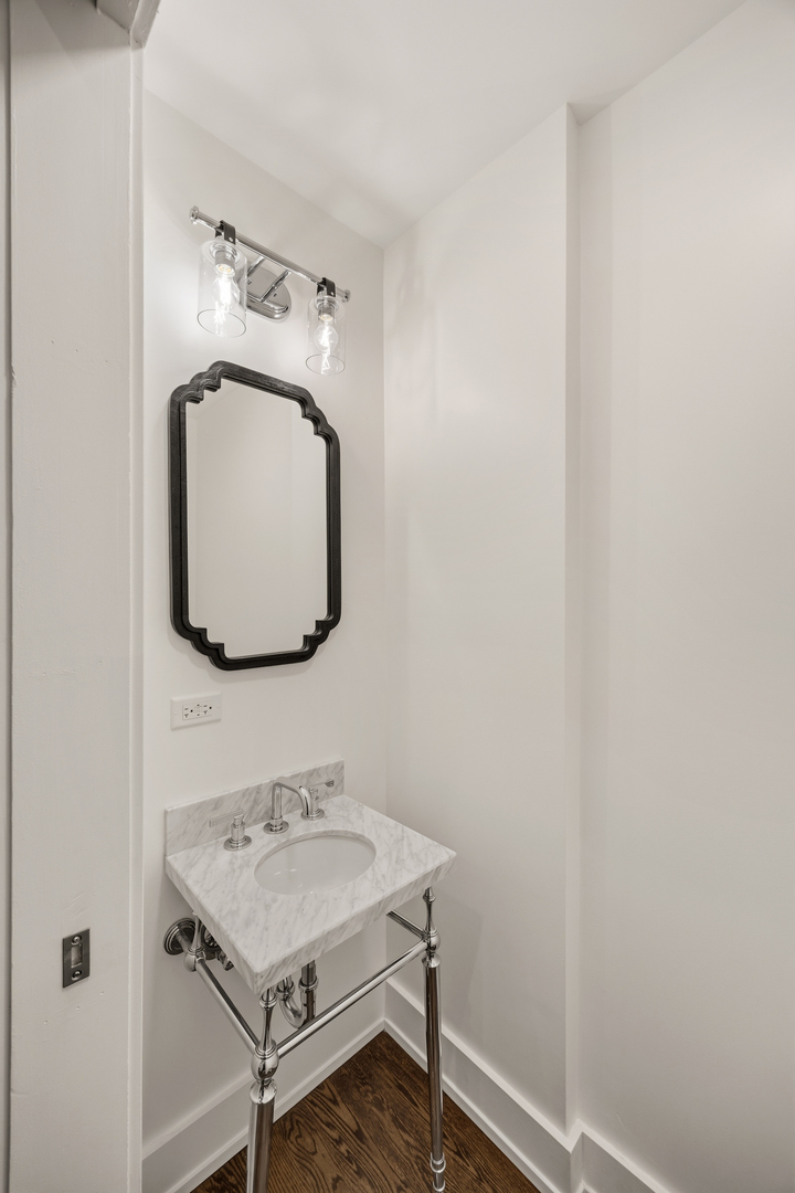 2107 N Clark Street Property Photo 13