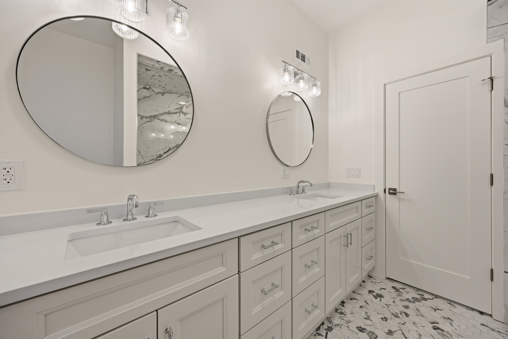 2107 N Clark Street Property Photo 18