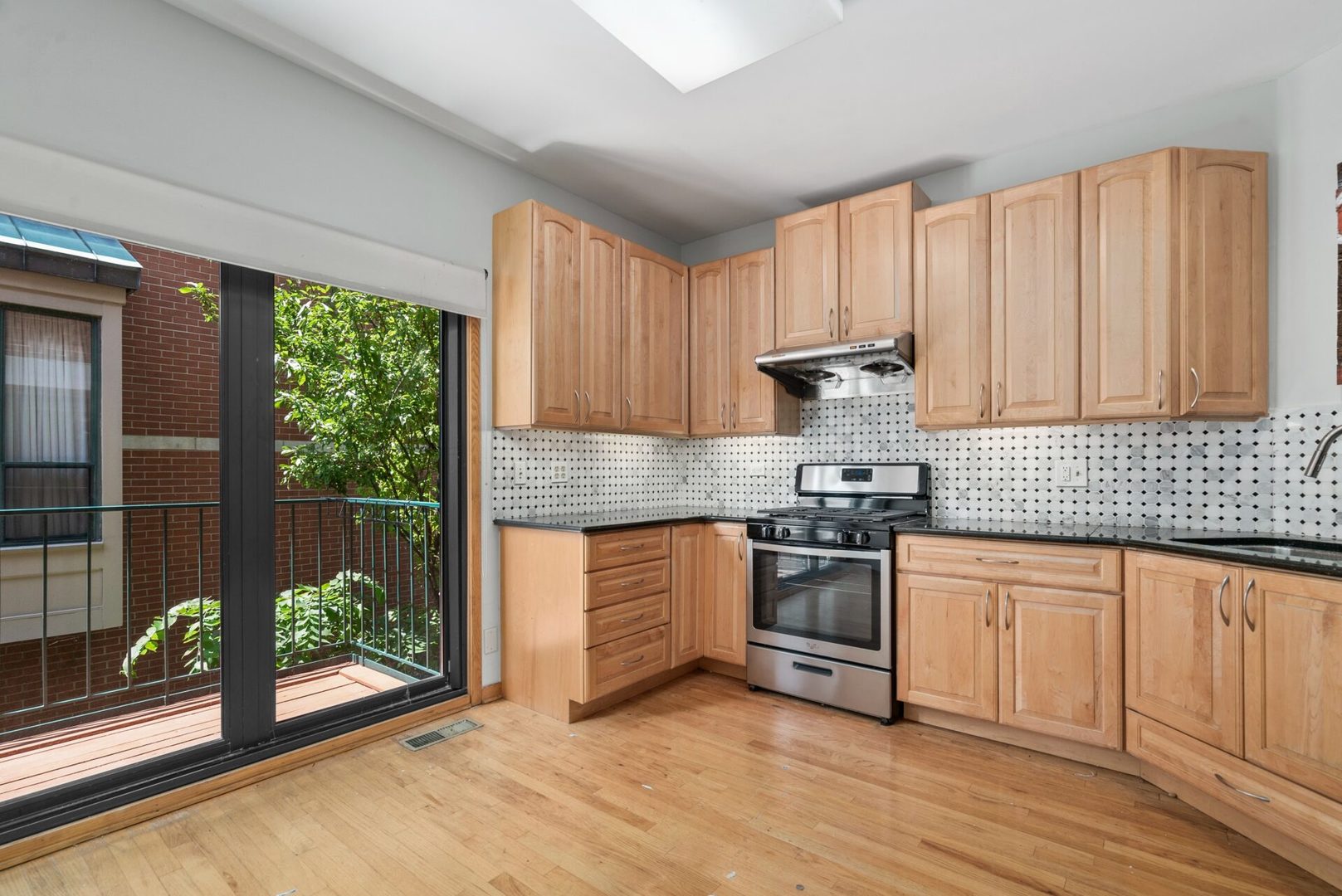 604 S Laflin Street Property Photo 3