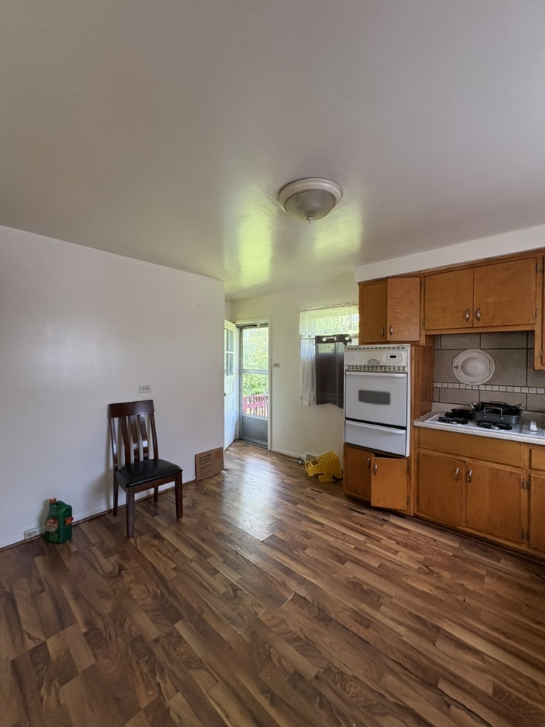 443 Grosvenor Place Property Photo 7