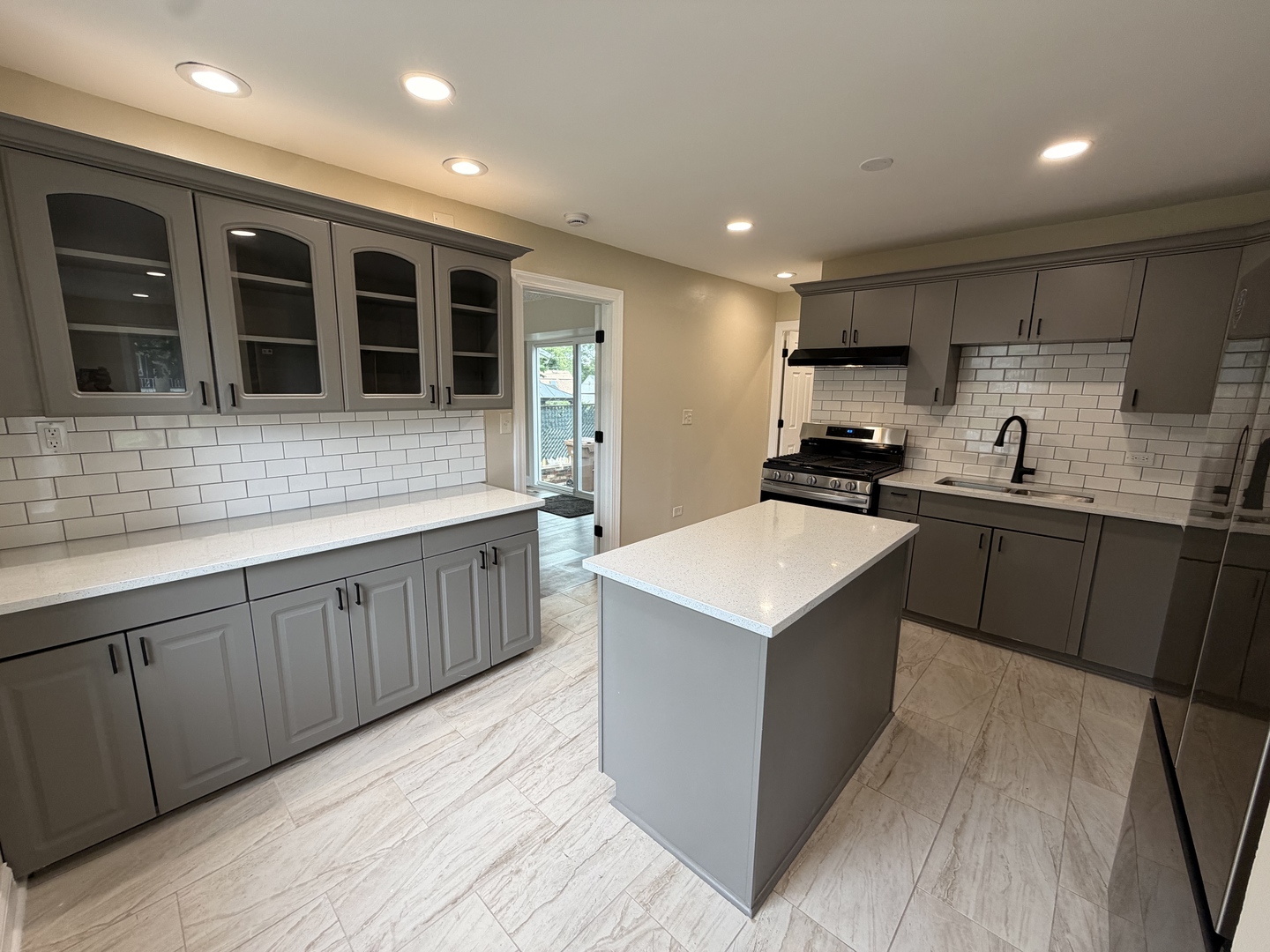 461 E Fullerton Avenue Property Photo 5