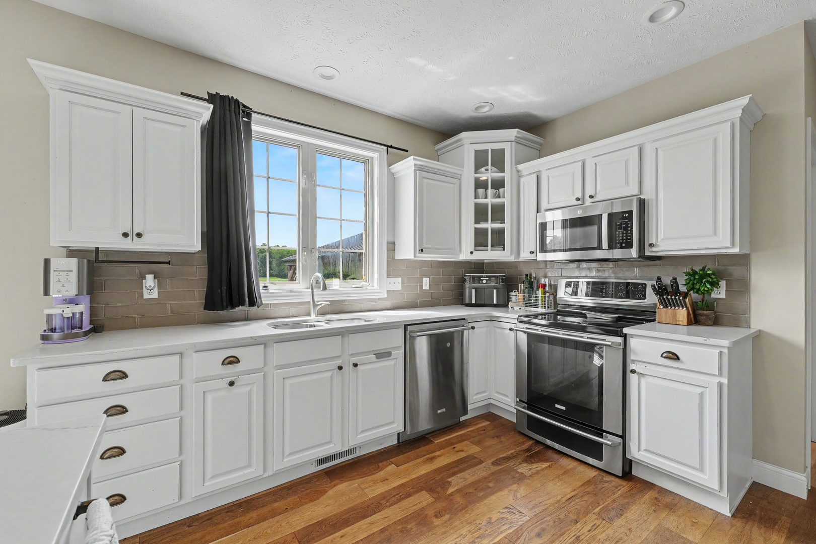 2421 Stricker Lane Property Photo 14