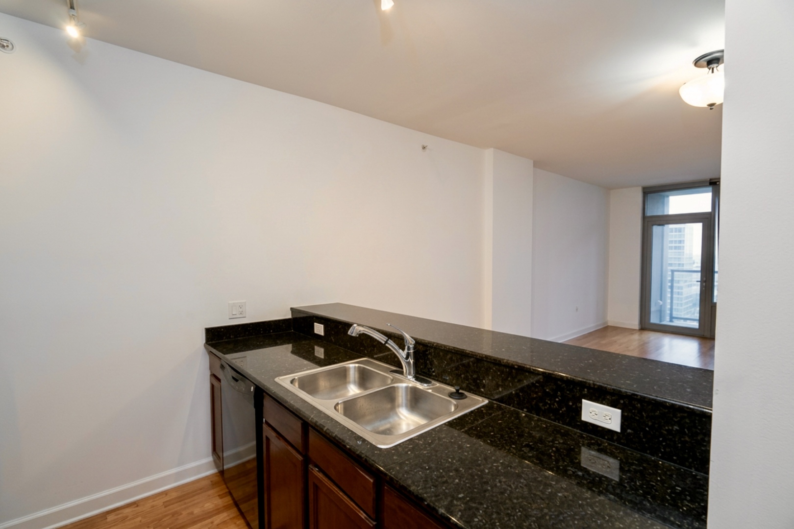 100 E 14th Street 1808 Property Photo 4