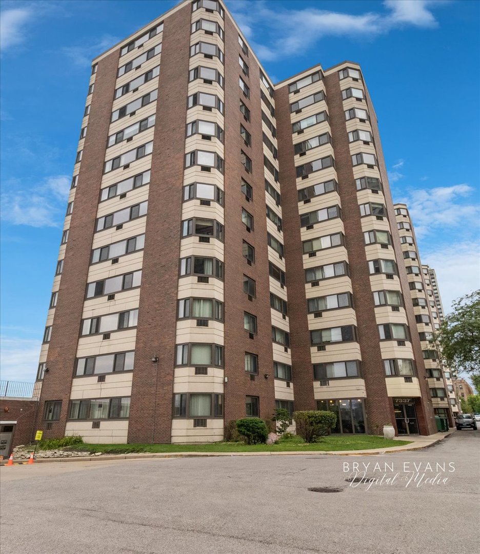 7337 S South Shore Drive 307 Property Photo 1