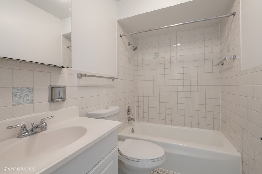 2003 W Touhy Avenue 203 Property Photo 5
