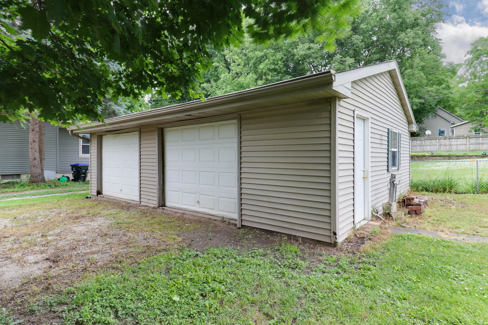 902 S Clayton Street Property Photo 4