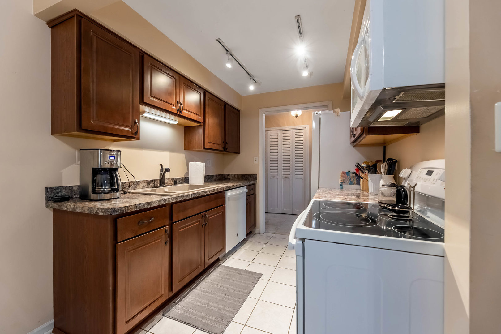 4123 W 98th Street C Property Photo 9