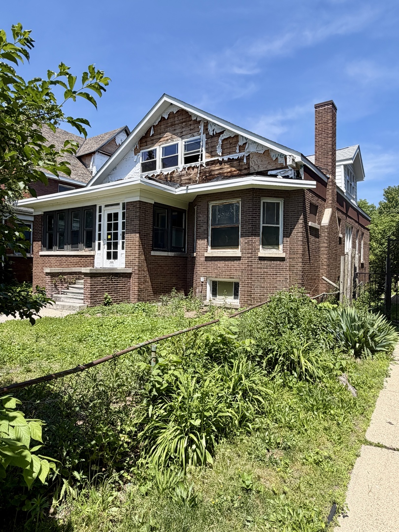 1420 W Jarvis Avenue Property Photo 2