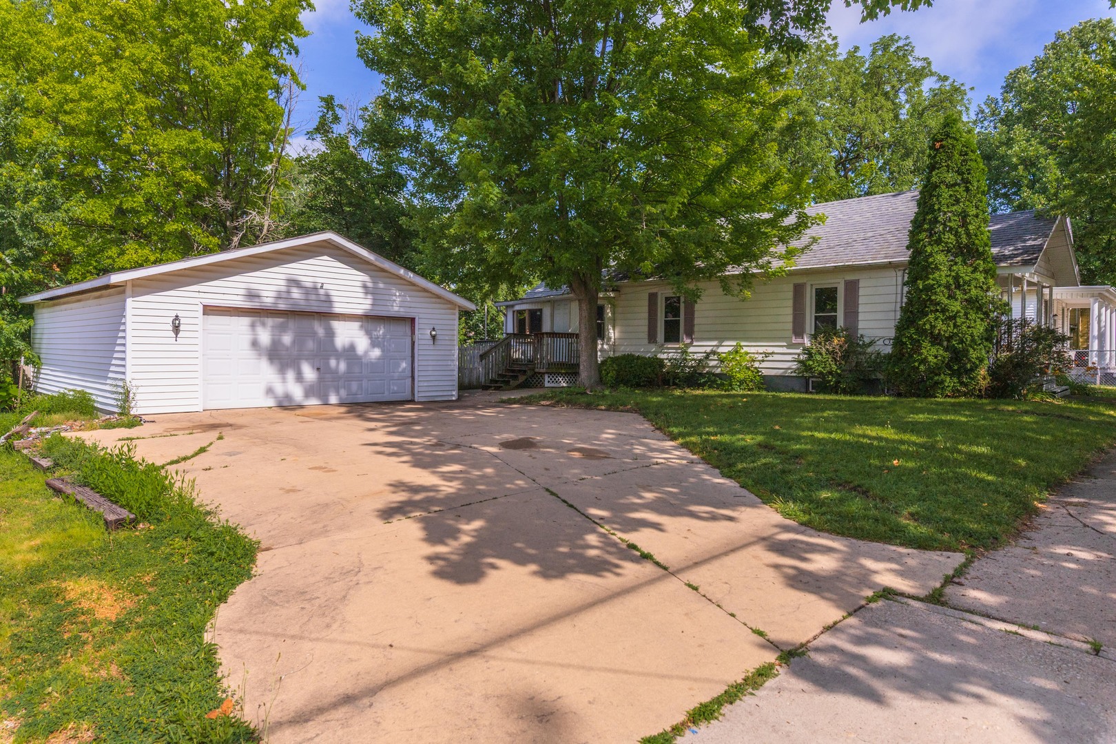 1109 S Oak Street Property Photo 1