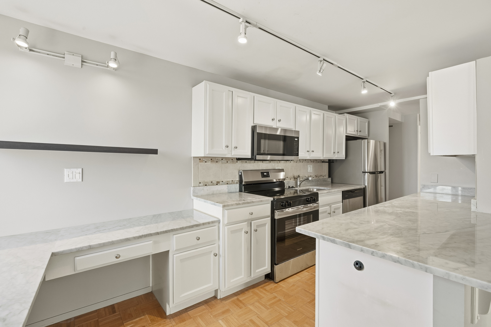 345 N Canal Street 1204 Property Photo 10