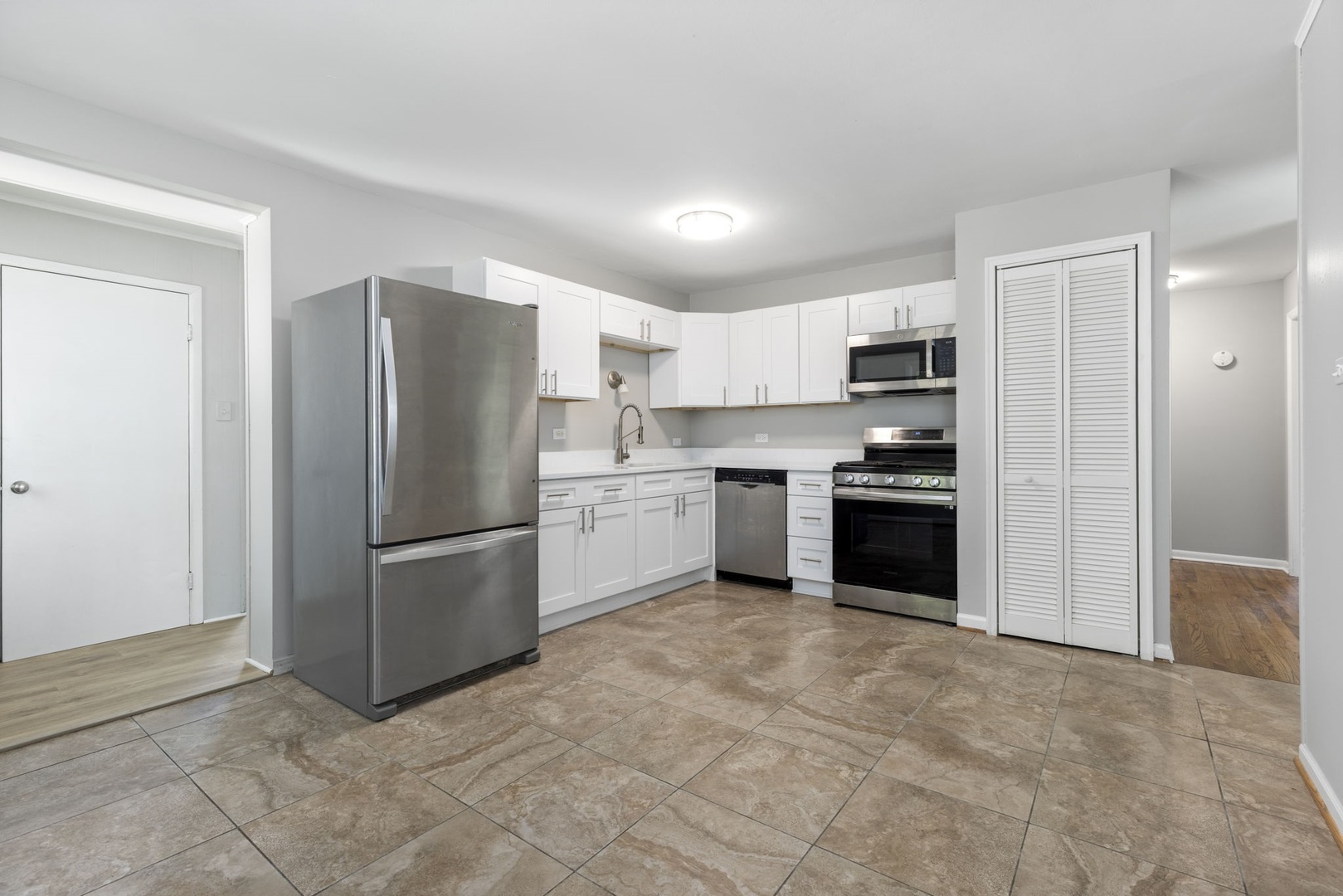 5446 Highland Court Property Photo 4