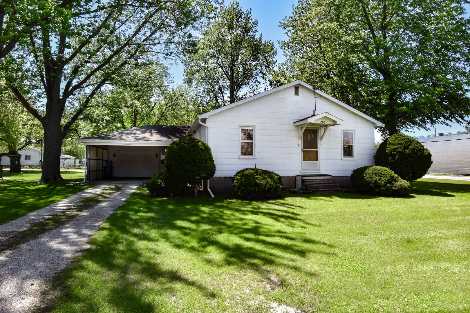200 E George Street Property Photo 1