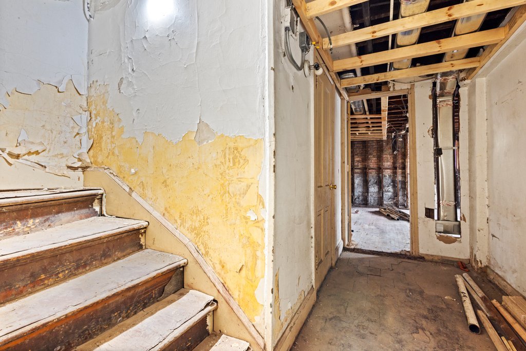 6556 S Woodlawn Avenue Property Photo 9