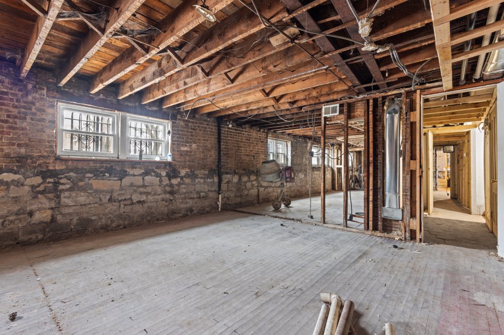 6556 S Woodlawn Avenue Property Photo 10