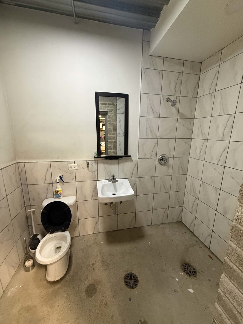 385 N Avers Avenue Property Photo 6