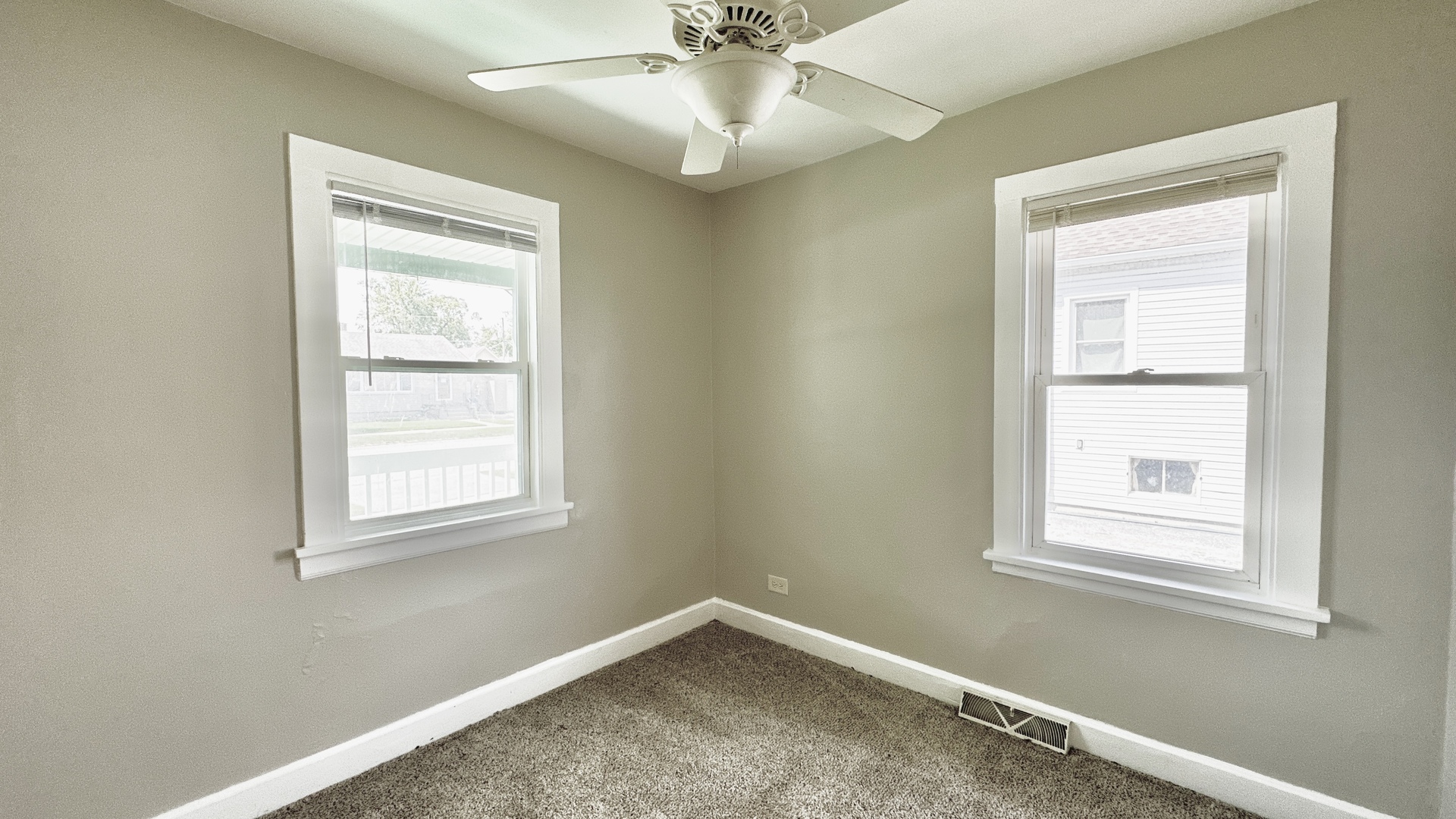 15031 Hamlin Avenue Property Photo 4