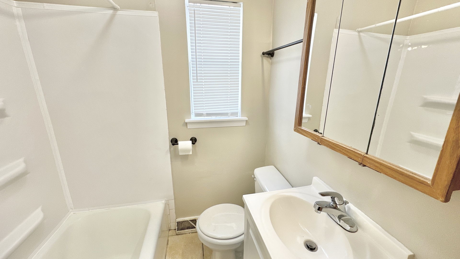 15031 Hamlin Avenue Property Photo 6