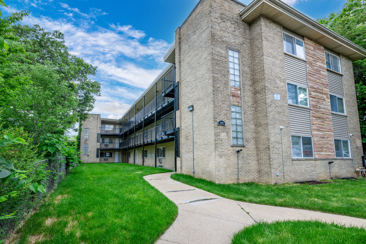 1404 W Estes Avenue Property Photo 1