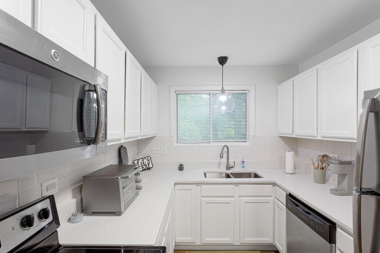 1404 W Estes Avenue Property Photo 9