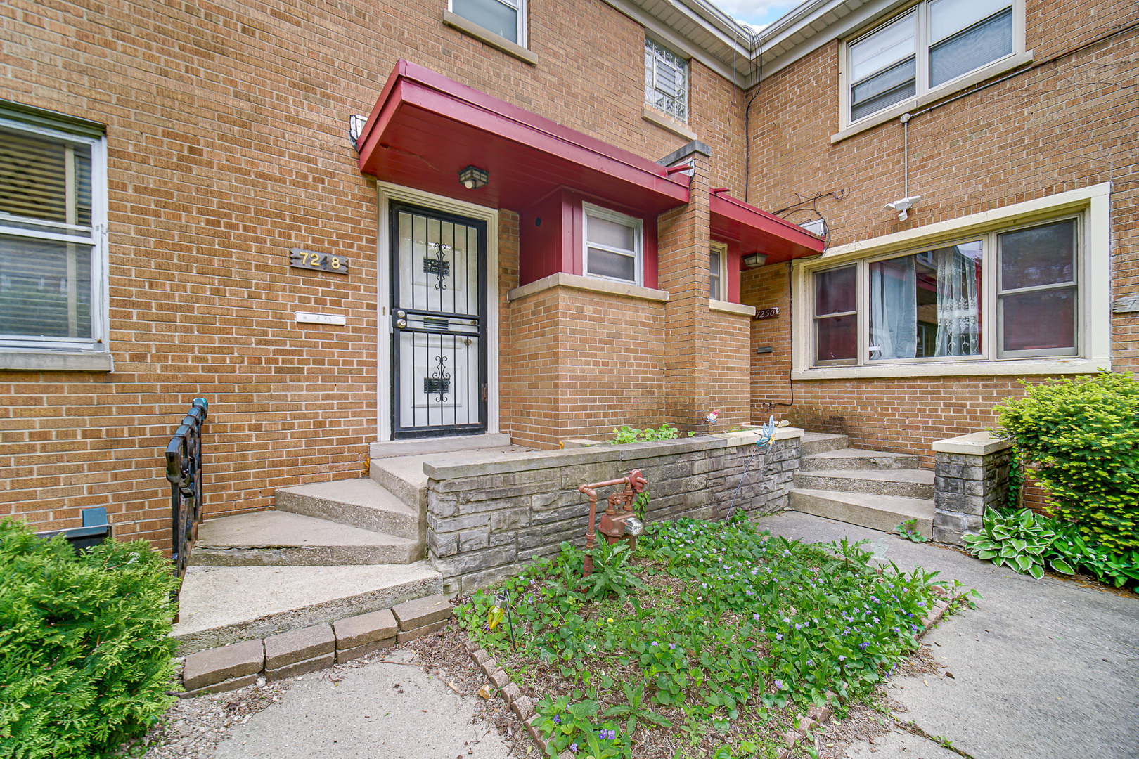 7248 N Ridge Boulevard Property Photo 1