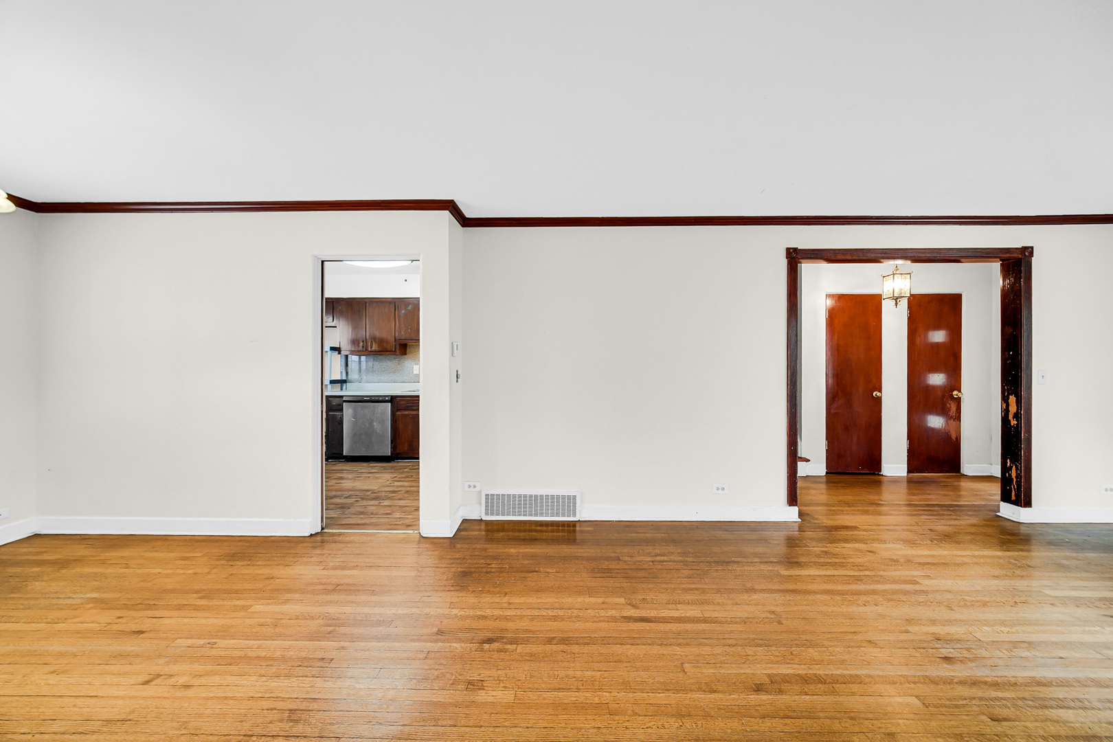 7248 N Ridge Boulevard Property Photo 3