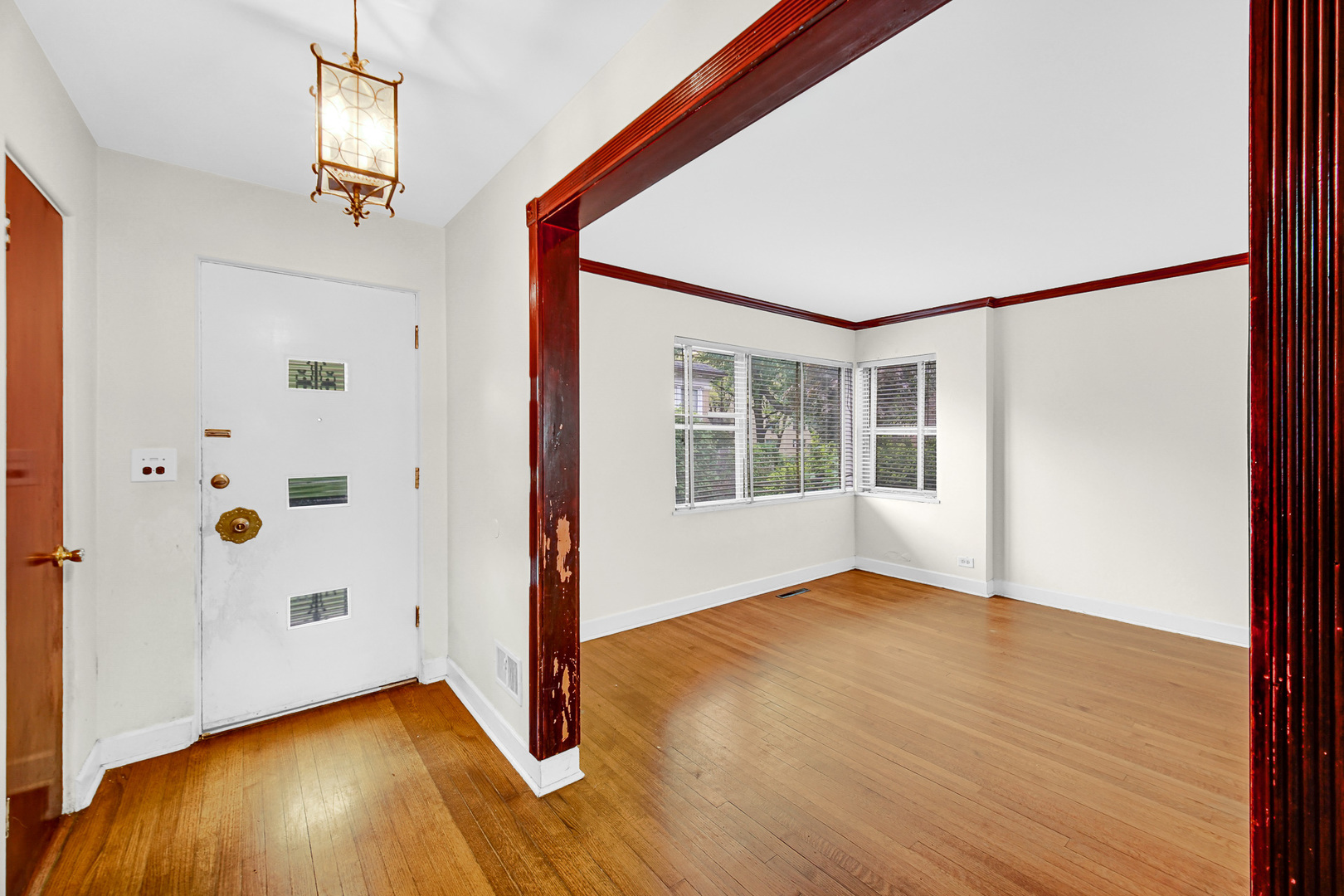 7248 N Ridge Boulevard Property Photo 4