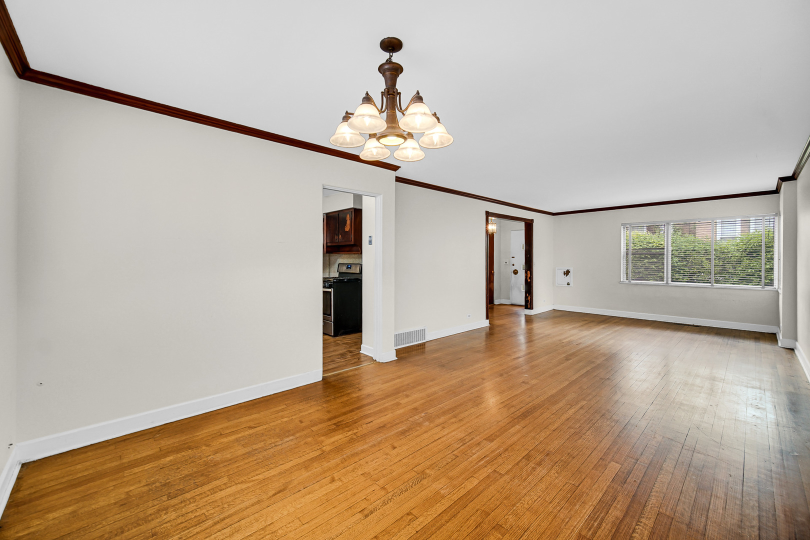 7248 N Ridge Boulevard Property Photo 6