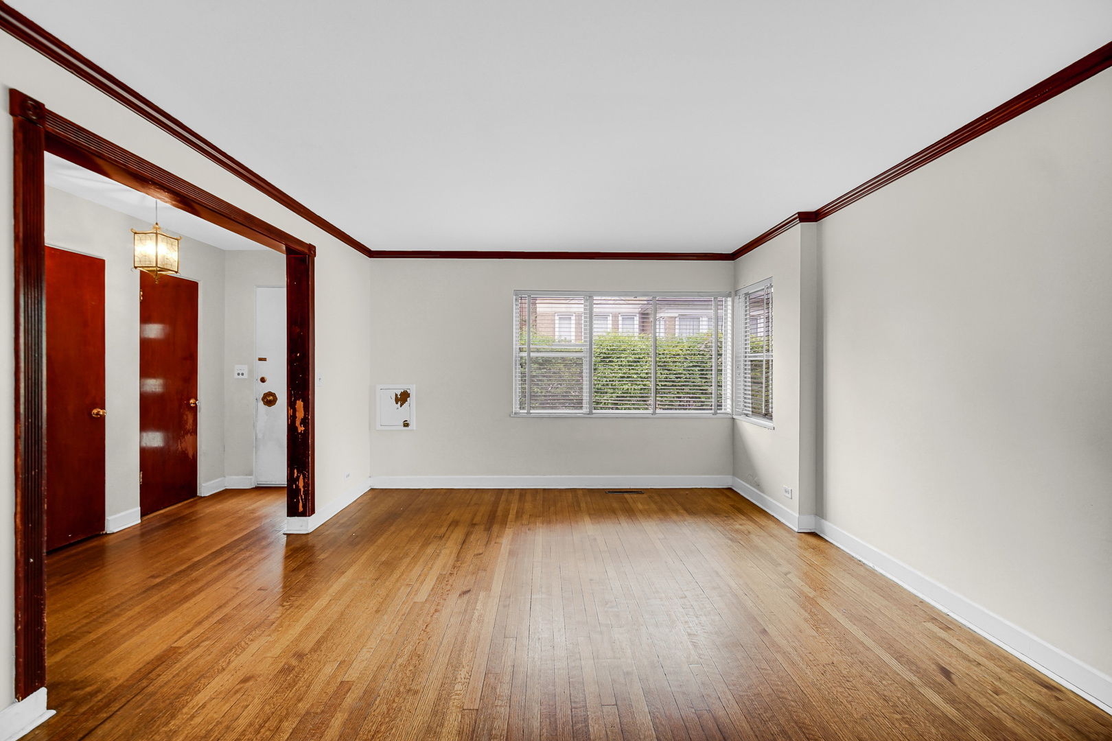 7248 N Ridge Boulevard Property Photo 8