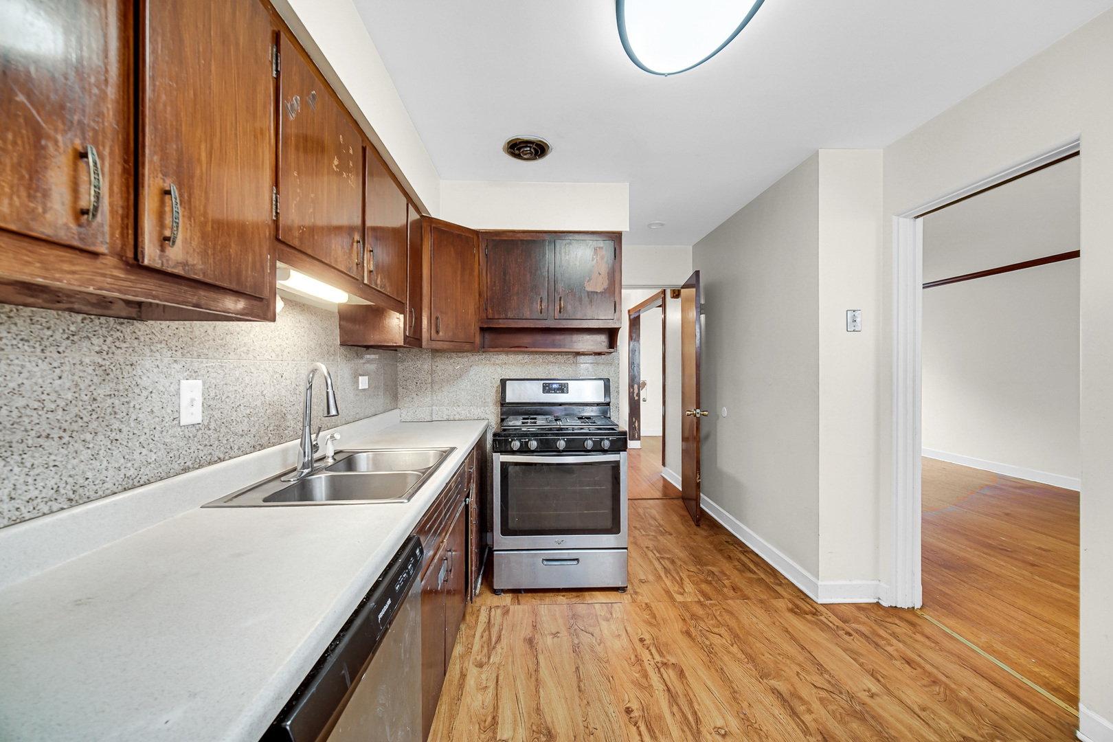 7248 N Ridge Boulevard Property Photo 10