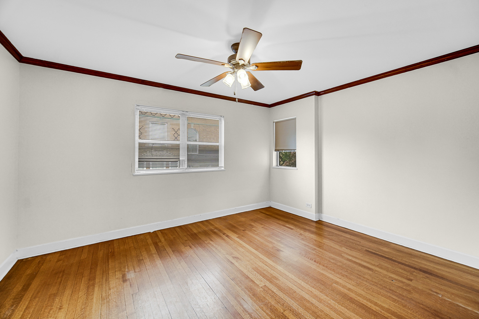 7248 N Ridge Boulevard Property Photo 12