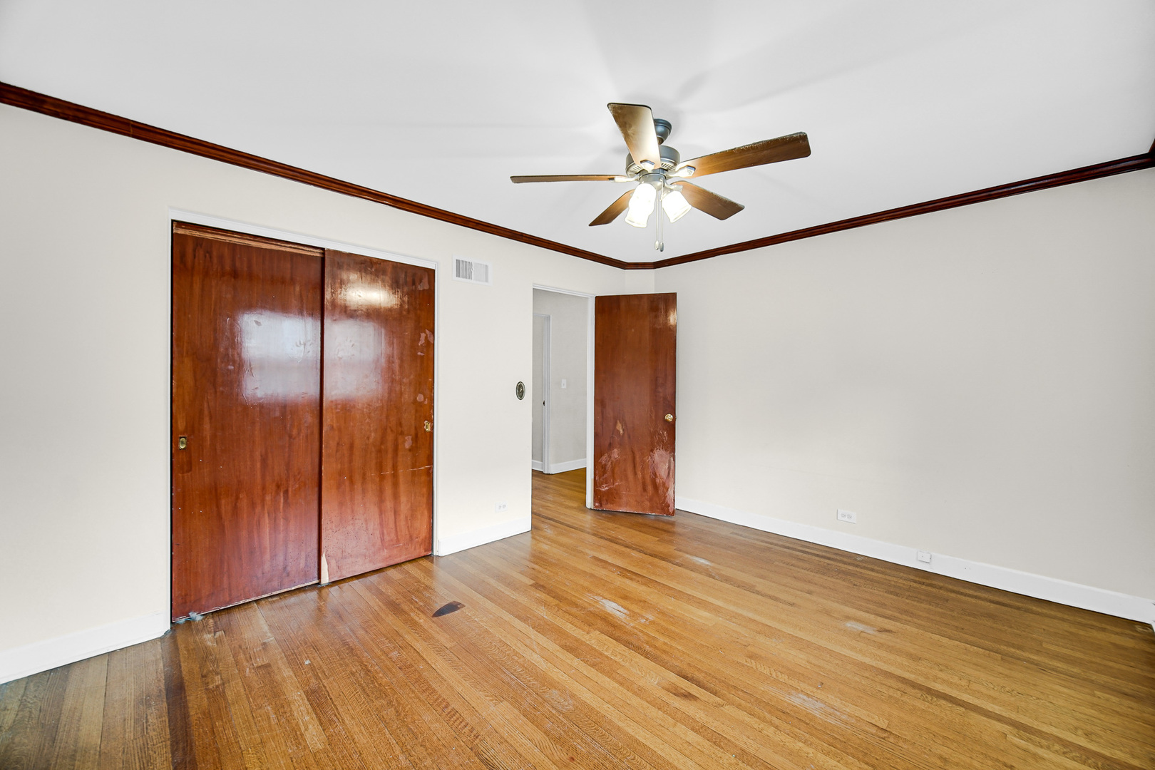 7248 N Ridge Boulevard Property Photo 13