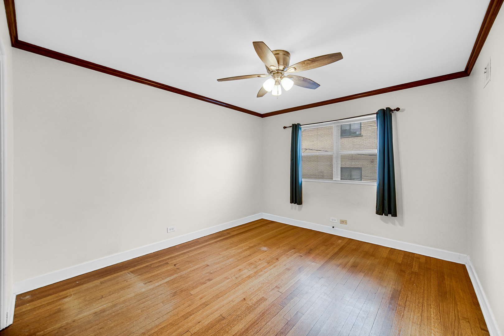 7248 N Ridge Boulevard Property Photo 15