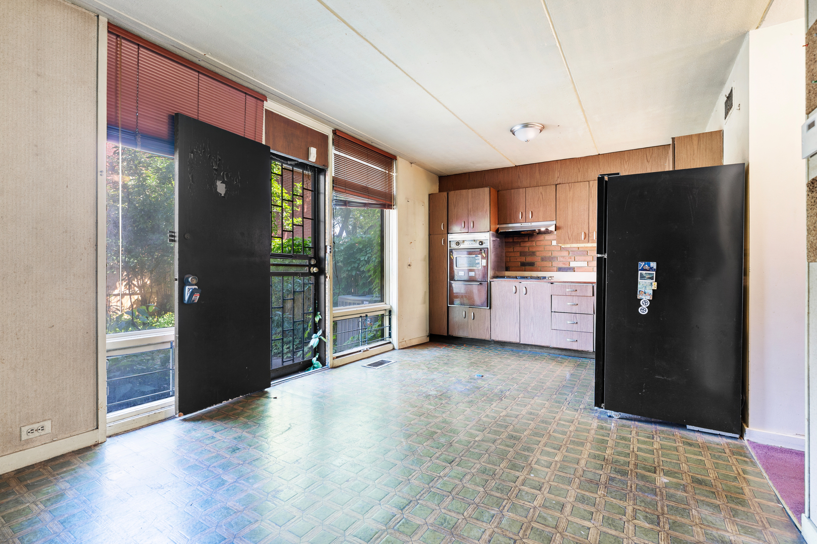 4753 S Woodlawn Avenue Property Photo 6