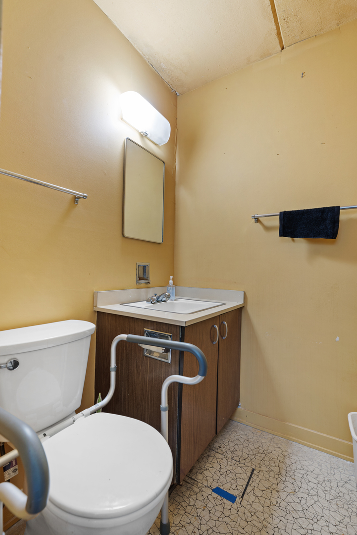 4753 S Woodlawn Avenue Property Photo 9