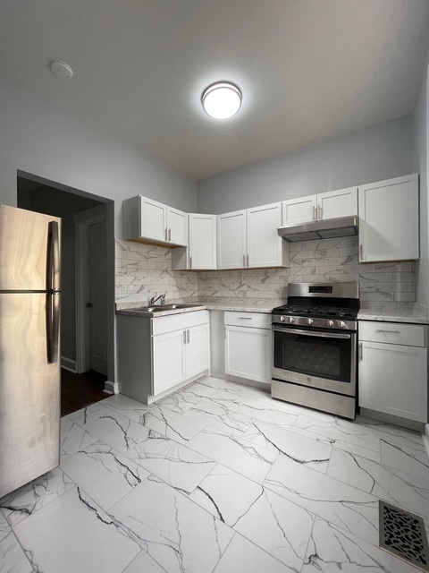 916 W 68th Street 1w Property Photo 8