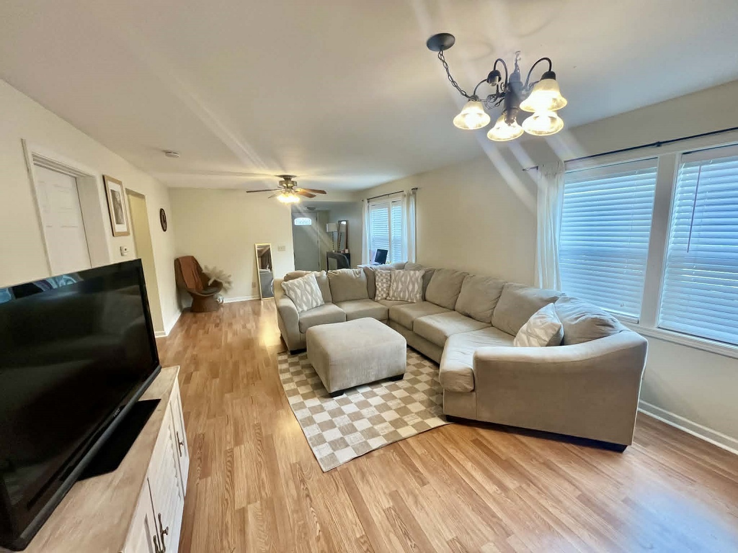 511 E Herrin Street Property Photo 8